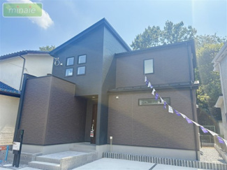 【その他】 | 小学校6分　スーパー5分　ZEH水準の長期優良住宅　香取１　全3棟　2号棟 | 街並みに映える美しい外観デザイン　同タイプ