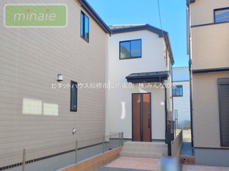 【外観】 | 小学校6分　スーパー5分　ZEH水準の長期優良住宅　香取１　全3棟　2号棟 | 販売現地
「洗練されたデザインが映える外観です」