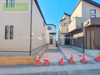 【その他】 | 小学校6分　スーパー5分　ZEH水準の長期優良住宅　香取１　全3棟　2号棟 | 販売現地
街並みに映える美しい外観デザインです。