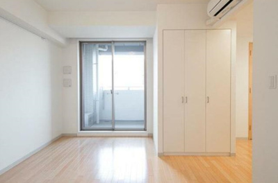 【居間・リビング】 | i-Suite HigashiNakano | 9.8帖のきれいな洋室。