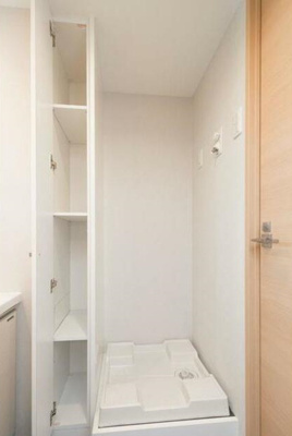 【設備】 | i-Suite HigashiNakano | 室内洗濯機置き場。