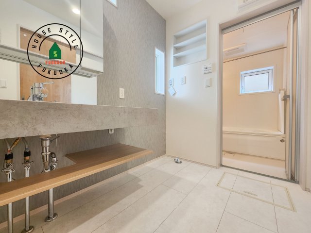 太宰府市青山3丁目第1-2（2号棟）の脱衣所|ゆとりの洗面スペースで朝の身支度もスムーズに。暮らしを快適に変えるシャワー付洗面台です！