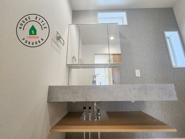 太宰府市青山3丁目第1-2（2号棟）の独立洗面台|毎日使うものだから清潔な空間を保ちたい水回り。洗面にはそんな願いを解消させてくれる収納アイデアが満載です。三面鏡の裏側にはキャビネットが現れ小物から背の高い物まで収納できます。