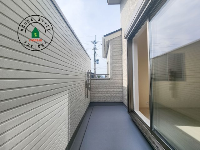 太宰府市青山3丁目第1-2（2号棟）のバルコニー|風をしっかりと感じられるバルコニーでは、毎日が洗濯日和です。広々としているので洗濯も楽しくなるでしょうし、気分転換にバルコニーからの眺めを楽しむのもいいでしょう。