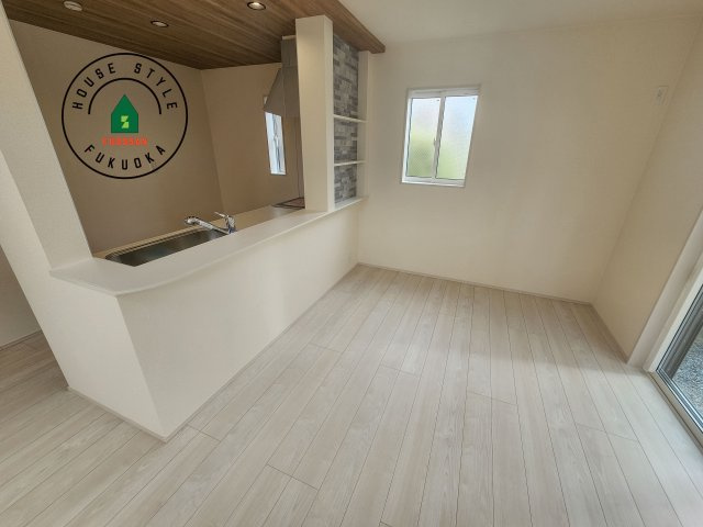 太宰府市青山3丁目第1-2（2号棟）のダイニング|キッチンから立ち込める香りが今日の料理を期待させます。