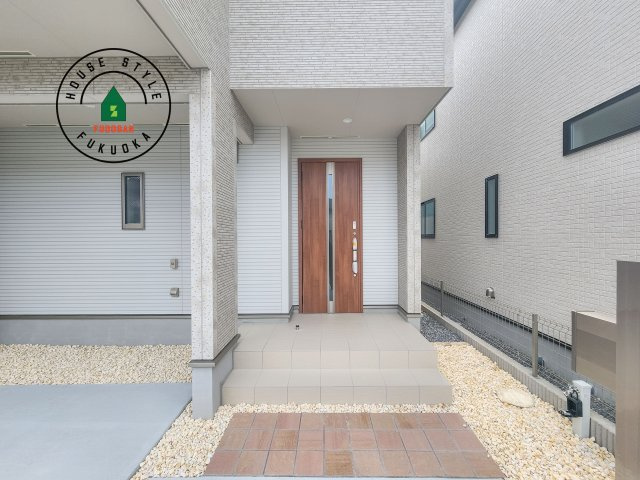 太宰府市青山3丁目第1-2（2号棟）の玄関|おでかけの時も帰った時も、「我が家」を最初に感じでもらえる素敵な空間に。