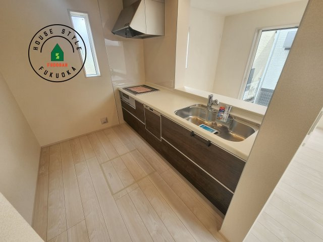 太宰府市青山3丁目第1-2（2号棟）のキッチン|ダイニングテーブルへの配膳がラクラク、お料理はかどるカウンター付きシステムキッチン！