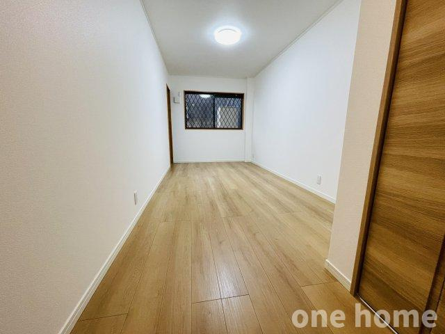 野中南1丁目中古戸建の洋室|◆1階約8.1帖洋室です！木目の床×白いクロスとベーシックな内装につき、様々な家具との相性はバッチリ！