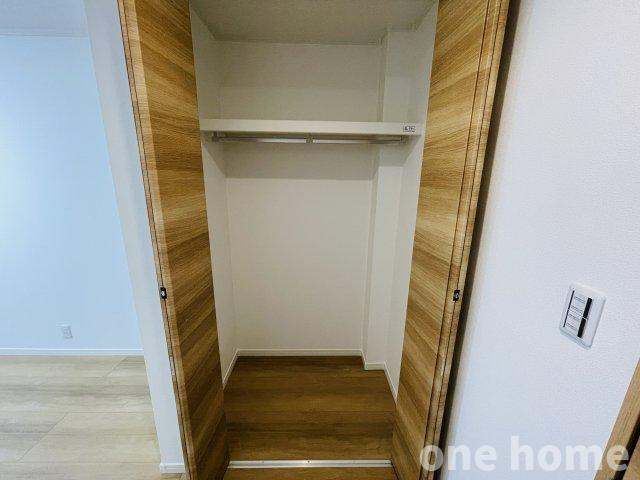 野中南1丁目中古戸建の収納|◆1階約8.1帖洋室 収納です！ハンガーパイプ×枕棚付きクローゼットでしっかり収納ができます！収納家具を最低限に住空間を有効活用できます！
