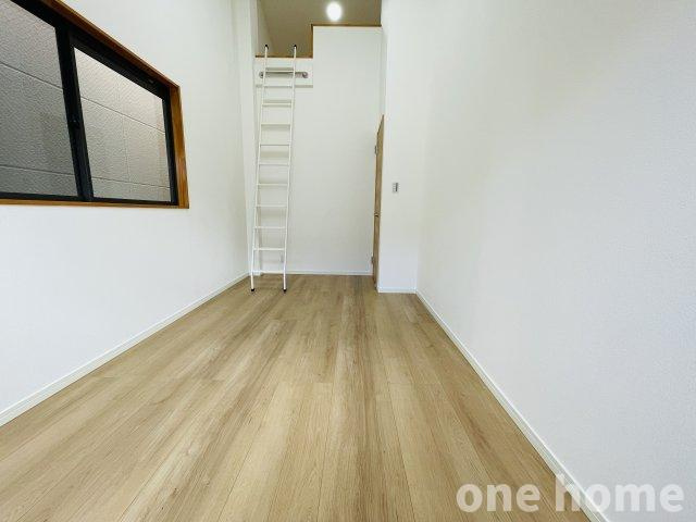 野中南1丁目中古戸建の洋室|◆3階北側約6.4帖洋室です！二面採光で明るいお部屋です！
◆はしごから屋根裏収納へと繋がります！