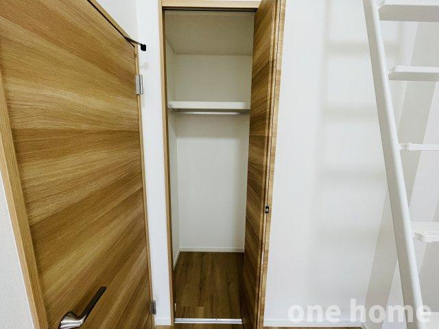 野中南1丁目中古戸建の収納|◆3階南側約6.4帖洋室 収納です！
◆【即日内覧会開催中】ご自宅や最寄り駅などで送迎が可能です。ご希望をお申し付けください！