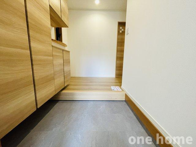 野中南1丁目中古戸建の玄関|◆木目の優しい雰囲気の玄関が出迎えてくれます！
◆大容量シューズボックス完備！フロートタイプで普段使いの靴を下部に置いていただけます！