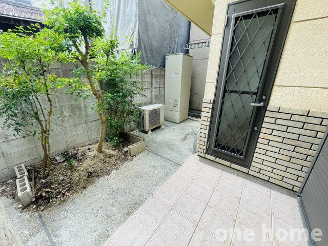 野中南1丁目中古戸建の庭|◆テラス完備につき、1階部分で洗濯物を干すことができます！
◆緑が植栽されています！ガーデニングや家庭菜園も楽しめます♪
