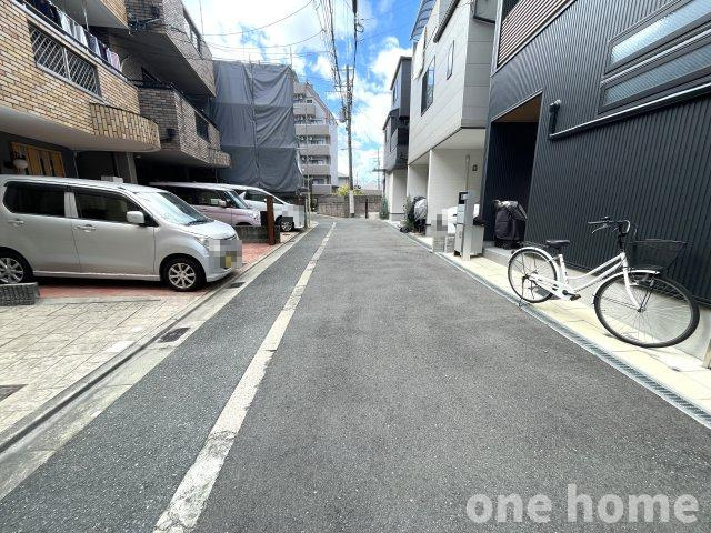 野中南1丁目中古戸建の前面道路含む現地写真|◆周囲は住宅が多く、穏やかな暮らしが期待できます♪地域の繋がりがあれば防犯面でも安心ですね！