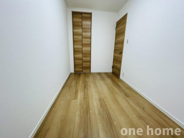 野中南1丁目中古戸建の洋室|◆3階南側4.3帖洋室です！木目の床・建具×白いクロスとベーシックな内装につき、お持ちの家具やカーテンが映えます！
◆令和7年10月フルリフォーム完了！手直しなしでお住まいいただけます！