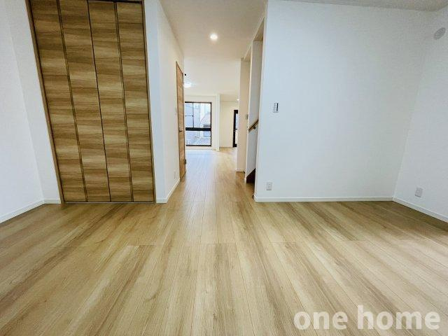 野中南1丁目中古戸建の居間・リビング|◆LDK 別角度です！リビング階段が採用されており、自然と家族が顔を合わせる機会が増え、コミュニケーションも深まりそうですね♪
◆木目の豊かなグラデーションがインテリアに深みを与える寛ぎ空間です！