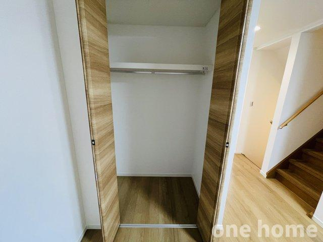 野中南1丁目中古戸建の収納|◆LDK収納です！ハンガーパイプ×枕棚付きのクローゼットで洋服はもちろん、掃除機などの日用品を収納するにも大活躍です！
