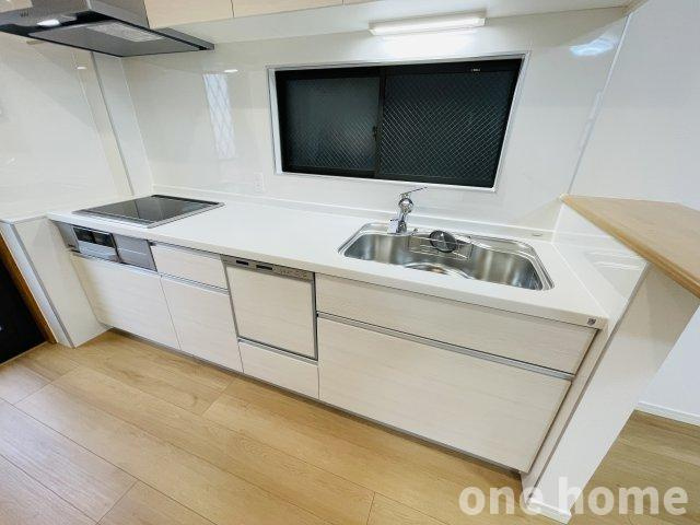 野中南1丁目中古戸建のキッチン|◆新調されたシステムキッチンはグリル付IHコンロでお手入れラクチン♪
◆時短が叶う♪食器洗浄乾燥機  完備です！
◆バルコニーへ出れる勝手口があり、家事動線に優れた間取りです！