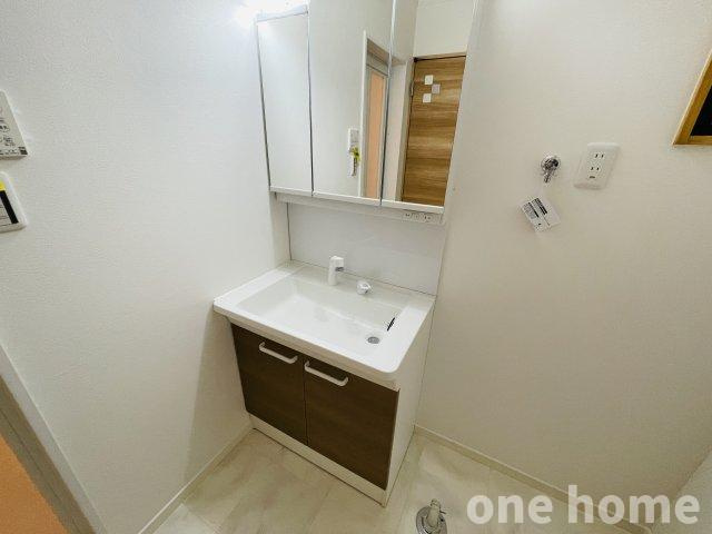 野中南1丁目中古戸建の独立洗面台|◆新調された三面鏡の洗面化粧台です！洗顔や洗髪がしやすい大きめボウルに、引き出して使えるシャワー水栓完備です！