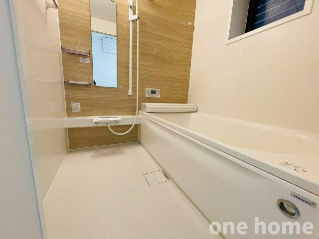 野中南1丁目中古戸建の浴室|◆新調された浴室です！追い焚き機能付きで、いつでも温かいバスタイムを過ごせます♪
◆浴室暖房乾燥機 完備！ヒートショックも安心！寒い浴室から解放されます！雨の日は洗濯物が干せます！