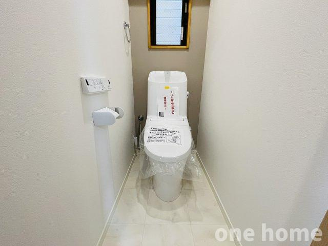野中南1丁目中古戸建のトイレ|◆2階温水洗浄便座付きトイレです！新調済！
◆トイレは1階と2階に設置されているため、利用が重なる時間帯や来客時にもスムーズにご使用いただけます！