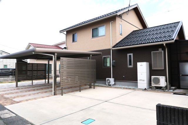 境港市米川町　中古住宅の駐車場|カーポート下２台分と他３台駐車OK