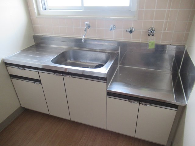 兵庫県公社　東垂水南（１）６Ｂ号棟のキッチン|お料理しやすいキッチンです