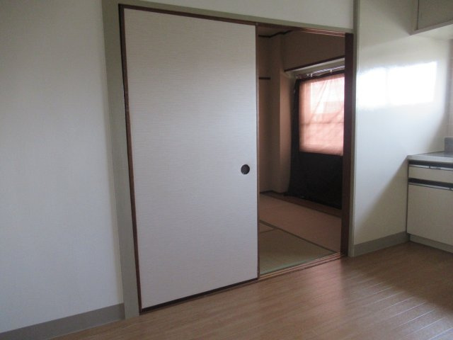 兵庫県公社　東垂水南（１）６Ｂ号棟の居間・リビング|こちらの居間で趣味の時間をお楽しみください