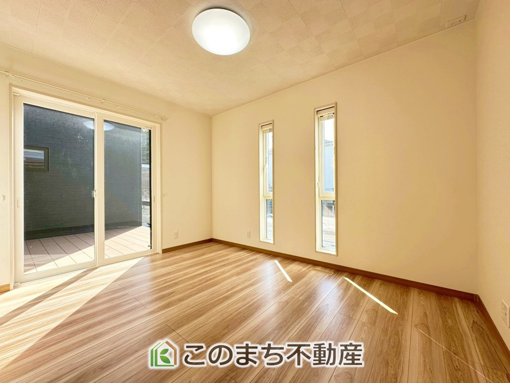 宇都宮市富士見町モデルハウスの洋室|陽光がふんだんに降り注ぐお部屋です。陽だまりの空間で、プライベートなお家時間も快適にお過ごしいただけます♪
