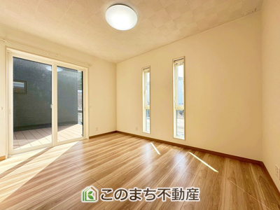 【洋室】 | 宇都宮市富士見町モデルハウス | 陽光がふんだんに降り注ぐお部屋です。陽だまりの空間で、プライベートなお家時間も快適にお過ごしいただけます♪
