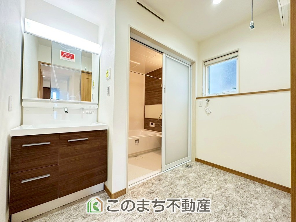 宇都宮市富士見町モデルハウスの洗面所|脱衣所は広々としておりますので、お子様のお着替えもストレスなくできます！
室内物干しも設置済です☆
