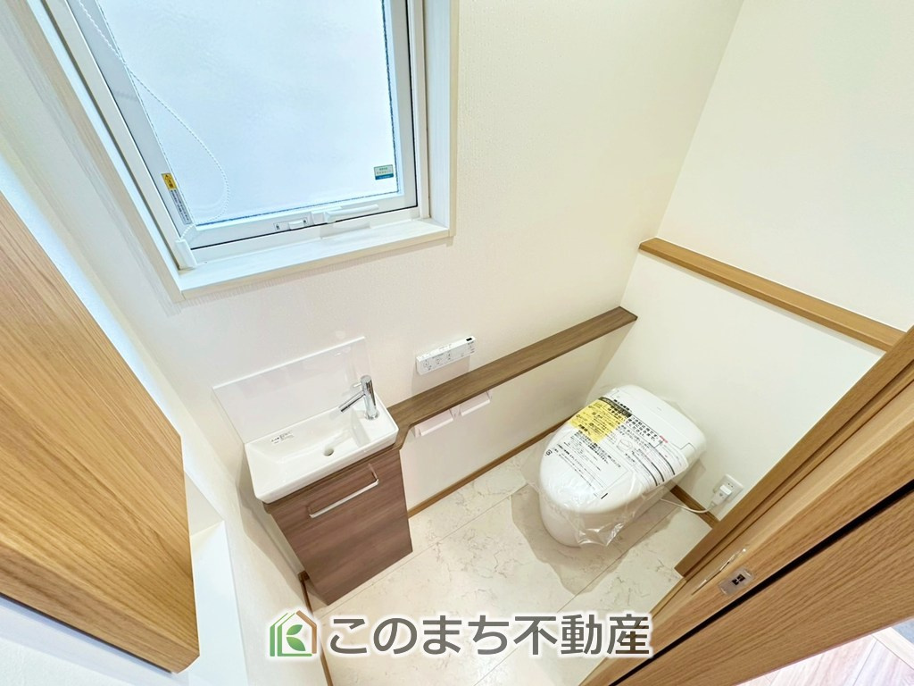 宇都宮市富士見町モデルハウスのトイレ|寛ぎだけではない、快適な生活を送る為に必要なもの。毎日使う場所だから、より快適な空間に仕上げられています。

