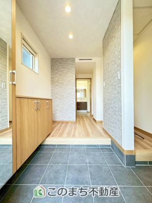 【玄関】 | 宇都宮市富士見町モデルハウス | ☆玄関☆
人を迎え入れる最初の場所だからこそ、清潔感がある空間にして頂ける様にゆとりあるシューズボックスを設置しました。
おでかけの時も帰った時も、「我が家」を最初に感じてもらえる素敵な空間に。