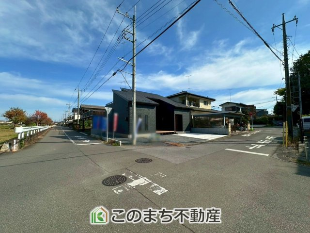 宇都宮市富士見町モデルハウスの前面道路含む現地写真|前面道路は広々としてます！運転が苦手な方でもお車の出し入れ簡単で安心です☆
