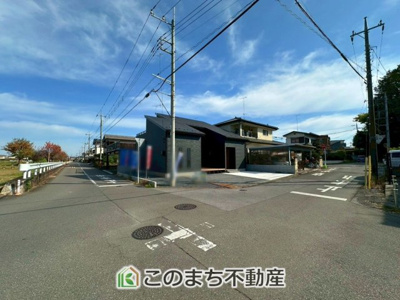 【前面道路含む現地写真】 | 宇都宮市富士見町モデルハウス | 前面道路は広々としてます！運転が苦手な方でもお車の出し入れ簡単で安心です☆
