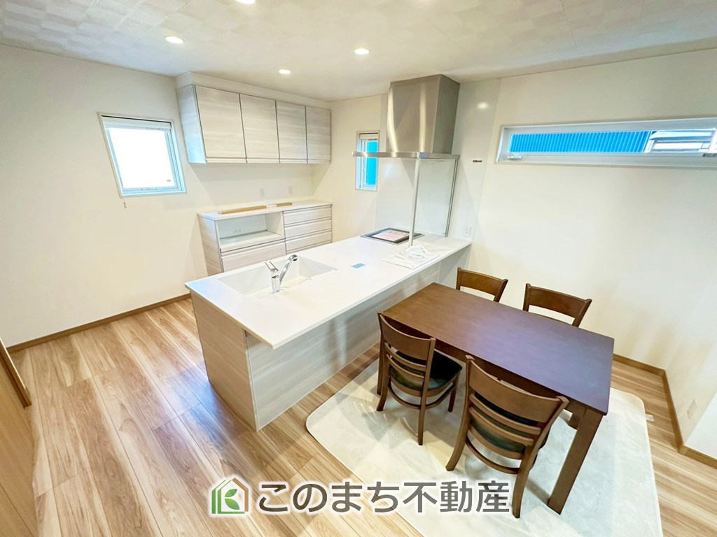 宇都宮市富士見町モデルハウスの居間・リビング|"■家族だんらんの空間■
朝は爽やかな日差しを浴びながら、家族みんなでおいしい朝食。昼下がりには読書やお昼寝でもしながらのんびりと過ごすひと時…。"
