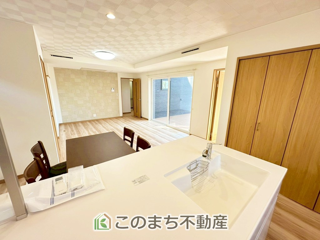 宇都宮市富士見町モデルハウスの居間・リビング|■素敵なひとときを！■
忙しい朝でも、しっかり家族が揃って食事をして頂けるゆとりある大きさのダイニングスペース。奥様が作る手料理をカウンター越しに受けとって頂き、テーブルで囲む素敵な時間を存分に。"
