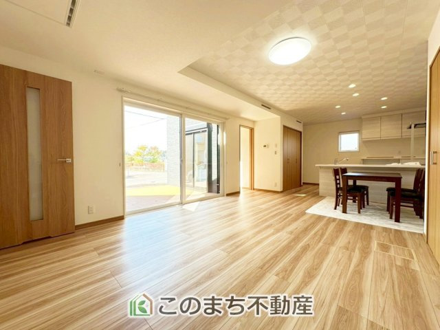 宇都宮市富士見町モデルハウスの居間・リビング|"ＬＤＫは家族団欒スペースとしては十分な広さです！
大きいダイニングテーブル、カウチ付きソファ、大型ＴＶも気兼ねなく配置可能！！"
