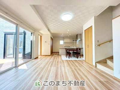 【居間・リビング】 | 宇都宮市富士見町モデルハウス | 豊かな光が照らすこの場所は、たわいもない会話を楽しみ、ゆったりとした時間を過ごす場所。家族の日常が刻まれる大切な空間です。
