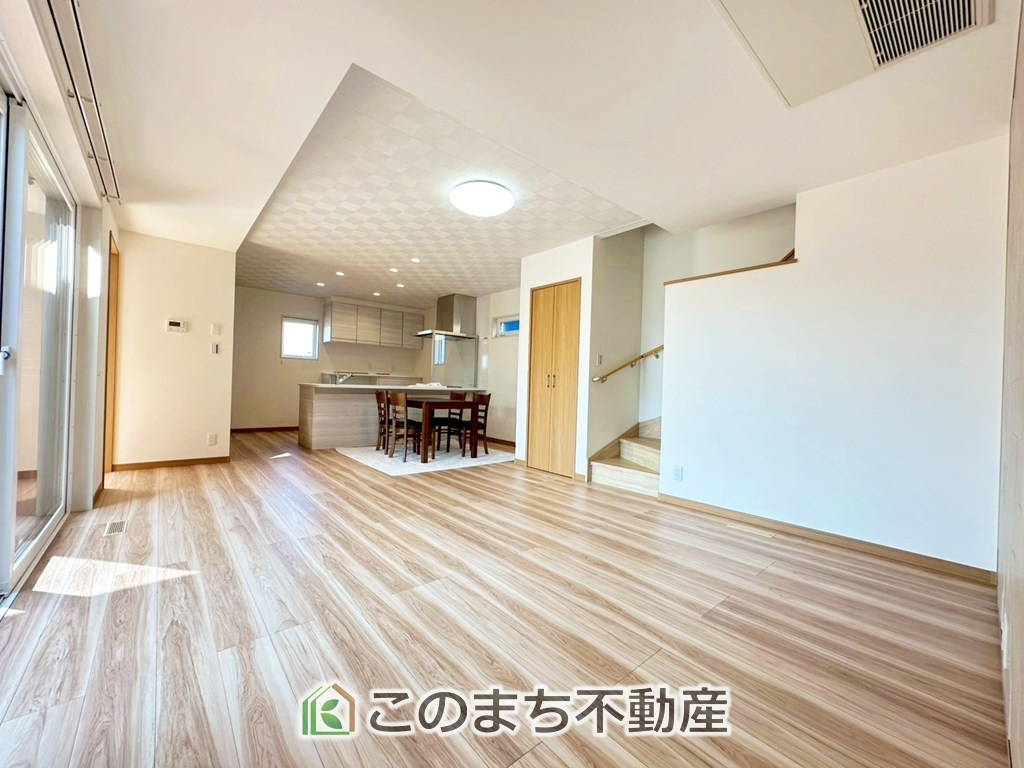 宇都宮市富士見町モデルハウスの居間・リビング|"優しい日差しの差し込むリビングダイニングは、木目の映えるシンプルな造りになっています。
家族の思い出を育む団らんの空間です。