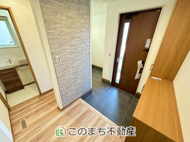 宇都宮市富士見町モデルハウスの玄関|玄関にはシューズボックスはもちろん、大きな荷物も収納出来るシューズクロークもございます♪
