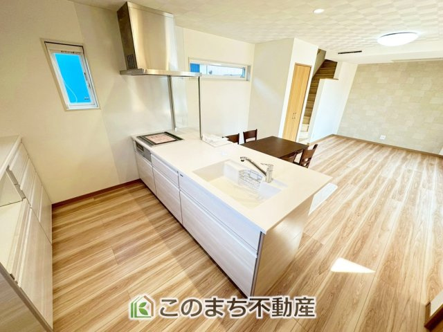 宇都宮市富士見町モデルハウスのキッチン|"■広いキッチン■
大型の冷蔵庫やレンジボードもしっかり置ける広々としたキッチンスペースが大事。
ゆとりある空間で作業ができるとお料理の腕も日に日に上がりそうな気がしてきます。"
