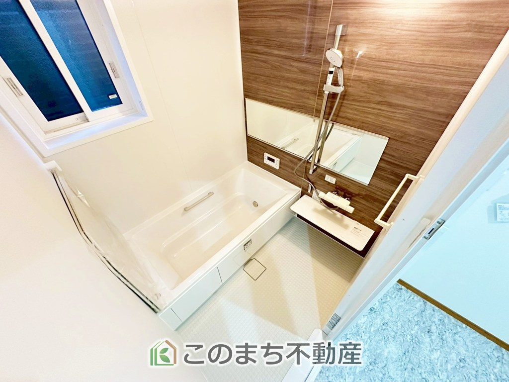 宇都宮市富士見町モデルハウスの浴室|"ゆったり１坪バスには換気・乾燥・暖房機能付き！！
大人も足を伸ばせるゆったり浴槽！！
ご家族皆さんで入っても、一人でゆっくり入っても一日の疲れを癒してくれるお風呂です！！"
