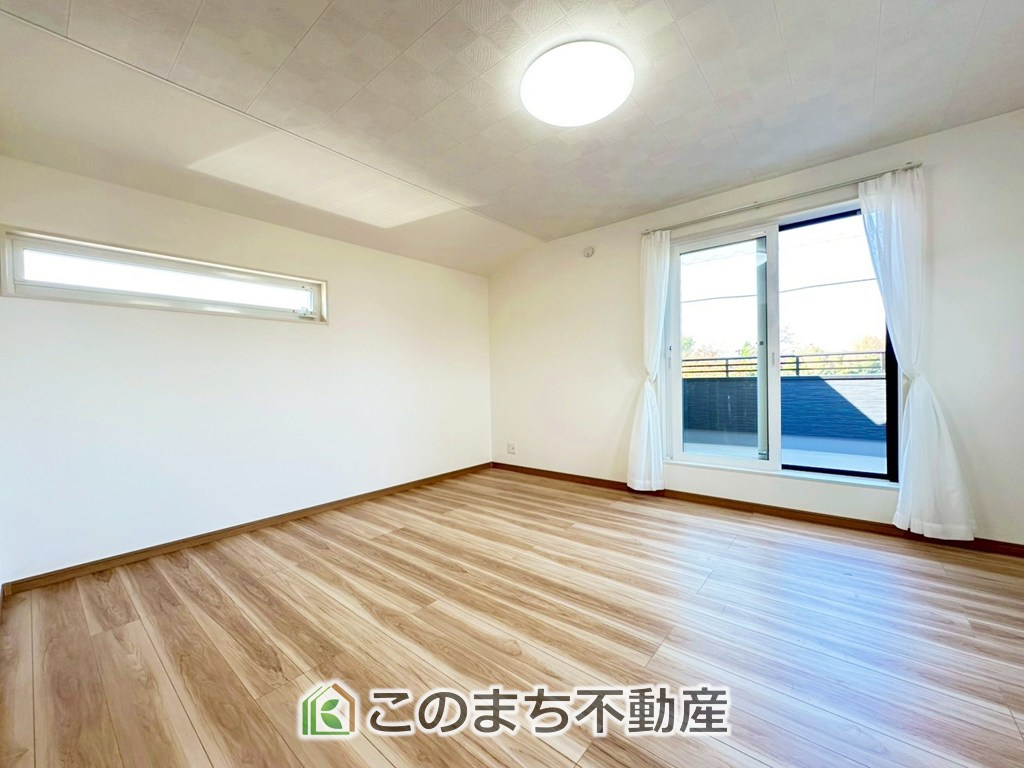宇都宮市富士見町モデルハウスの洋室|柔らかい陽光が差し込む明るいお部屋を演出する設計。彩光の取れる窓が気持ちの良いお部屋を創り上げます。
