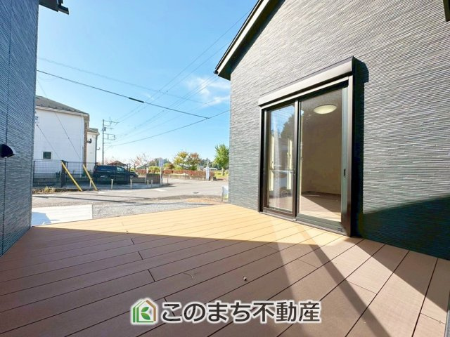 宇都宮市富士見町モデルハウスの庭|大型ウッドデッキ
