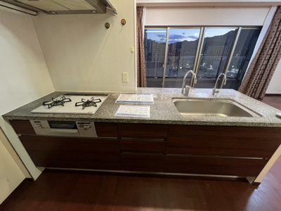 【キッチン】 | ブランズ西大津レイクフロント | 景色を眺めながら家事ができます