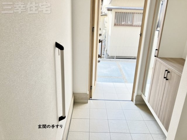 碧南市宮町2号棟の設備|玄関に手すりがあります