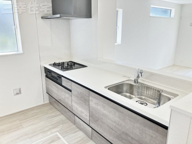 碧南市宮町のキッチン|家族の距離が縮まる対面式システムキッチン。キッチンを中心に笑顔と会話がはずむ開放的なスタイルです♪