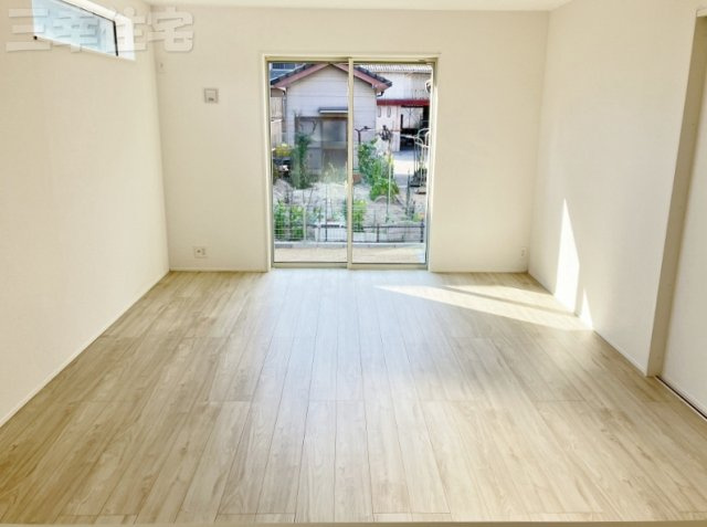 碧南市宮町の居間・リビング|家具の配置に困らない、使い勝手のいいリビング