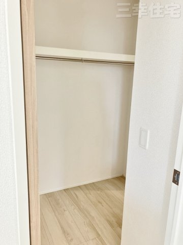 碧南市宮町2号棟の収納|ご家族全員でご利用できるファミリークローク♪帰宅後すぐに上着を収納。良い習慣が身に付きますね♪